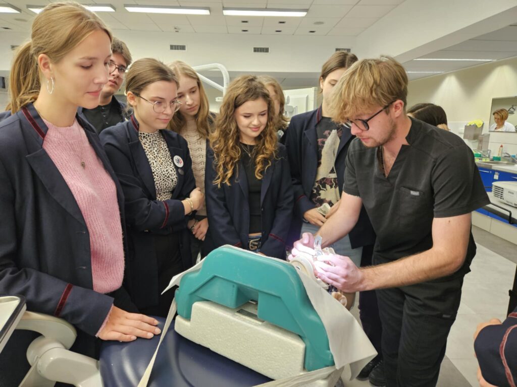 Ruszył drugi blok stomatologiczny dla uczniów szkół patronackich UMED-u5