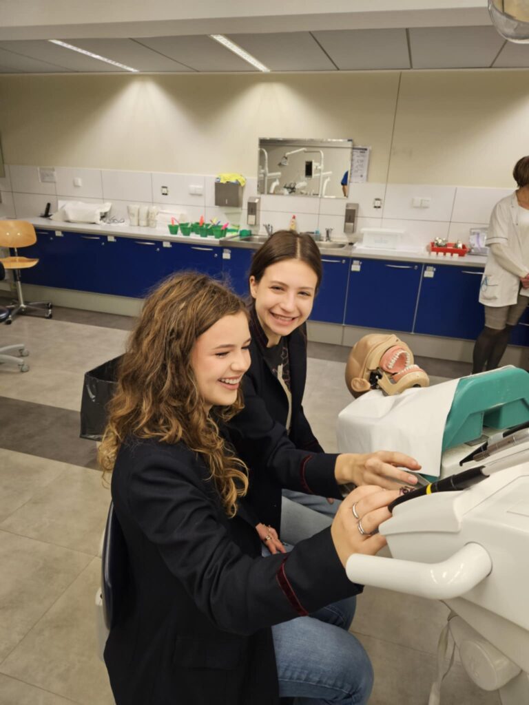 Ruszył drugi blok stomatologiczny dla uczniów szkół patronackich UMED-u4