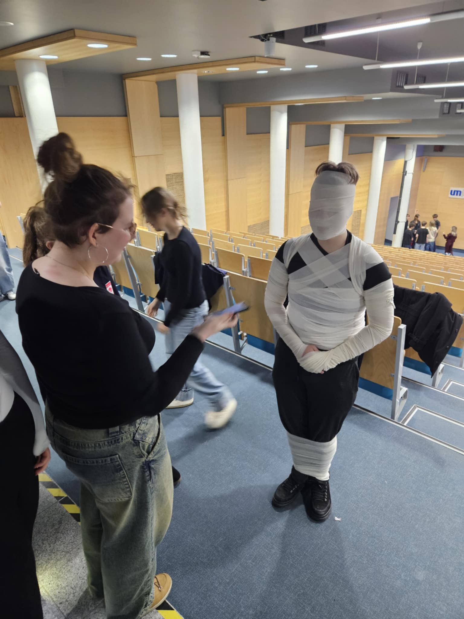 licealiści na warsztatach z desmurgii