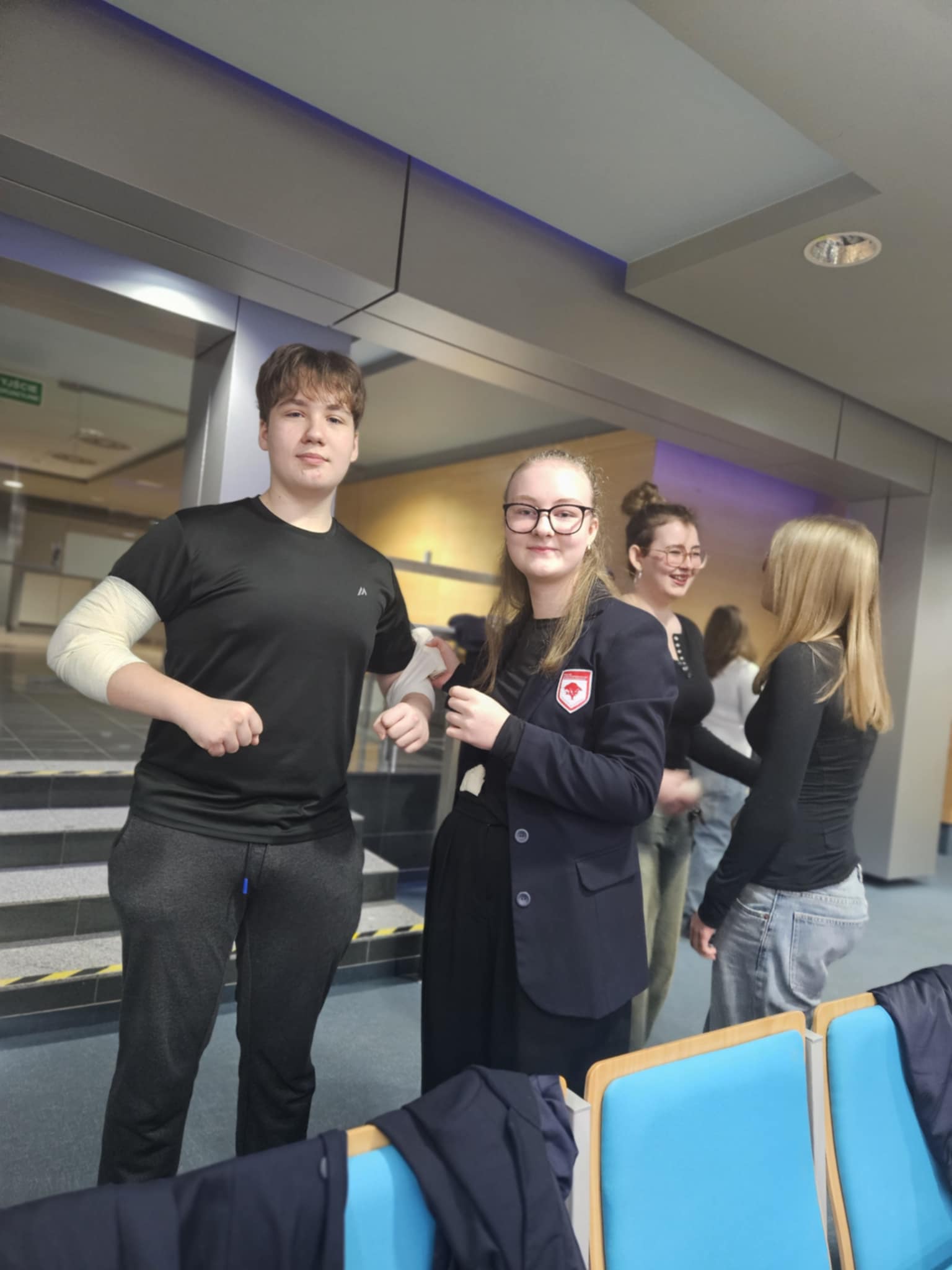 licealiści na warsztatach z desmurgii