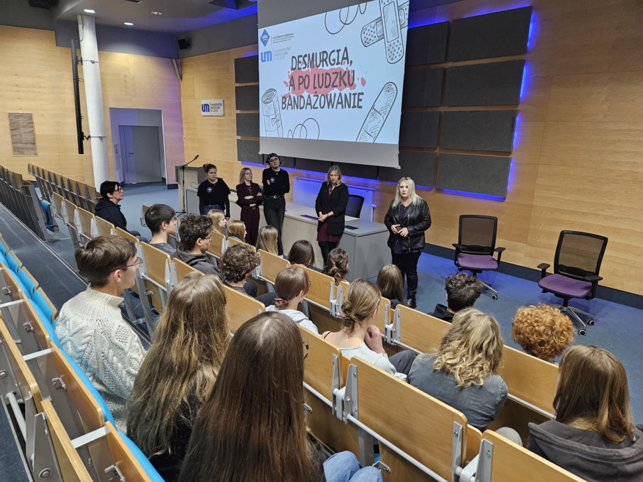 Powitanie uczniów przez organizatorów, którzy przyszli na zajęcia z desmurgii