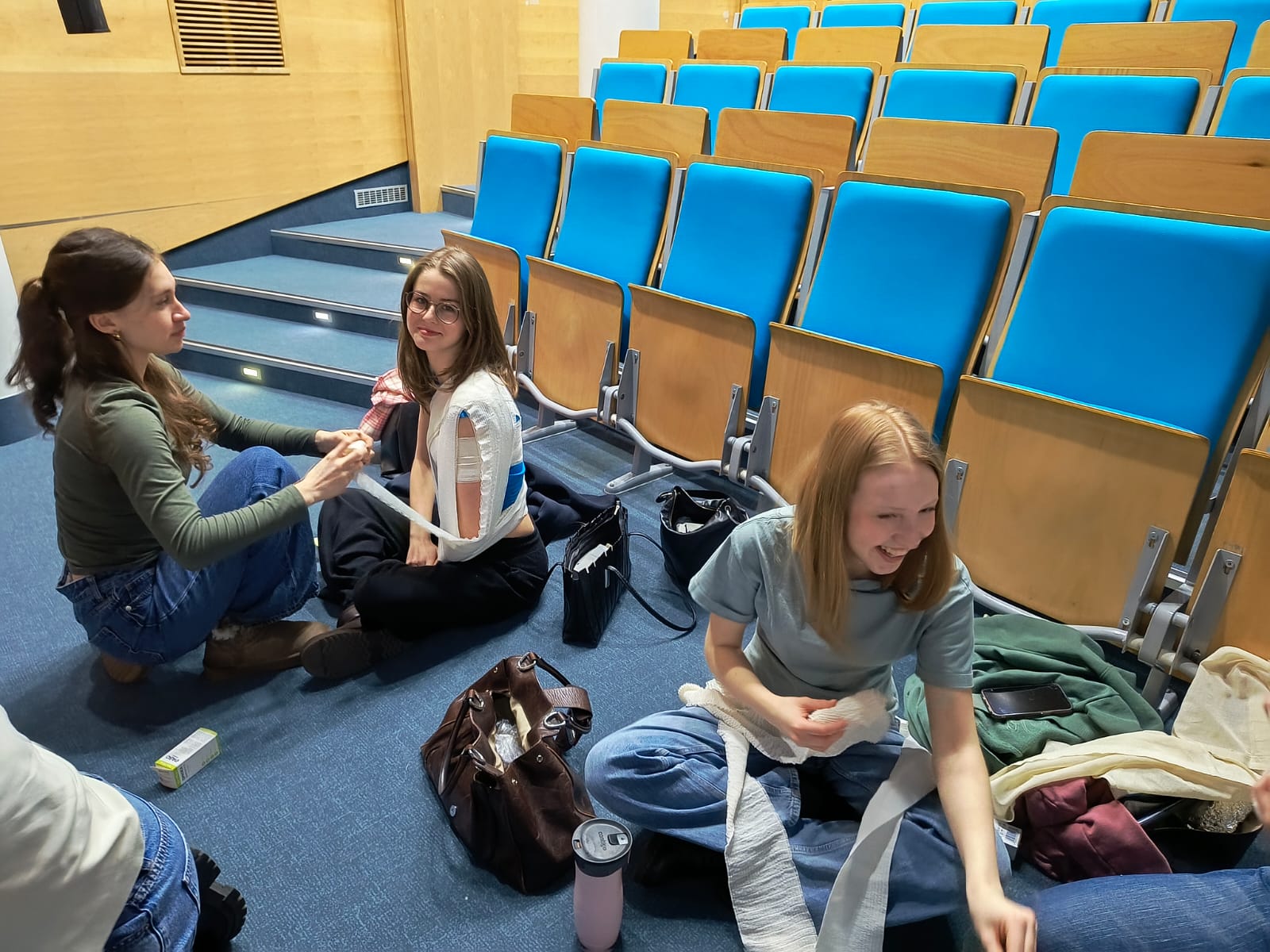 licealiści w czasie warsztatów z desmurgii