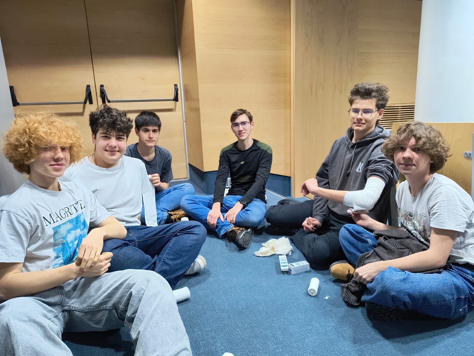 licealiści w czasie warsztatów z desmurgii