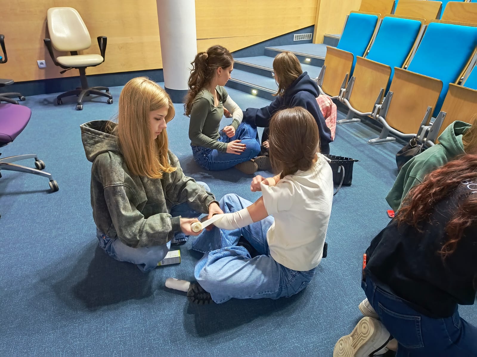 licealiści w czasie warsztatów z desmurgii