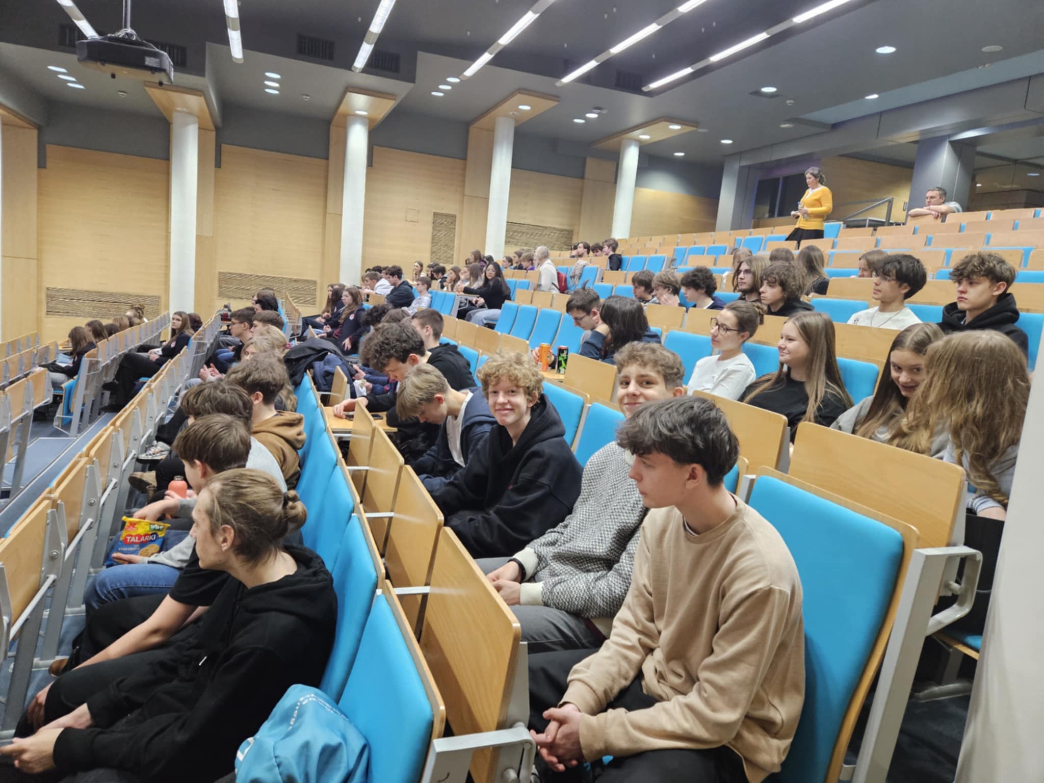 uczniowie w trakcie wykładu "Nauka ponad Podziałami"