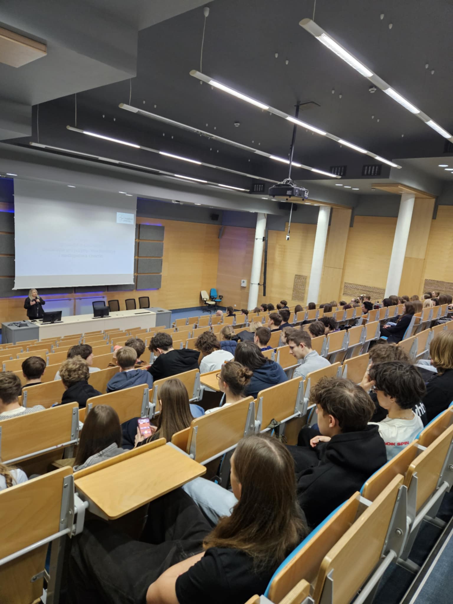 uczniowie w trakcie wykładu "Nauka ponad Podziałami"