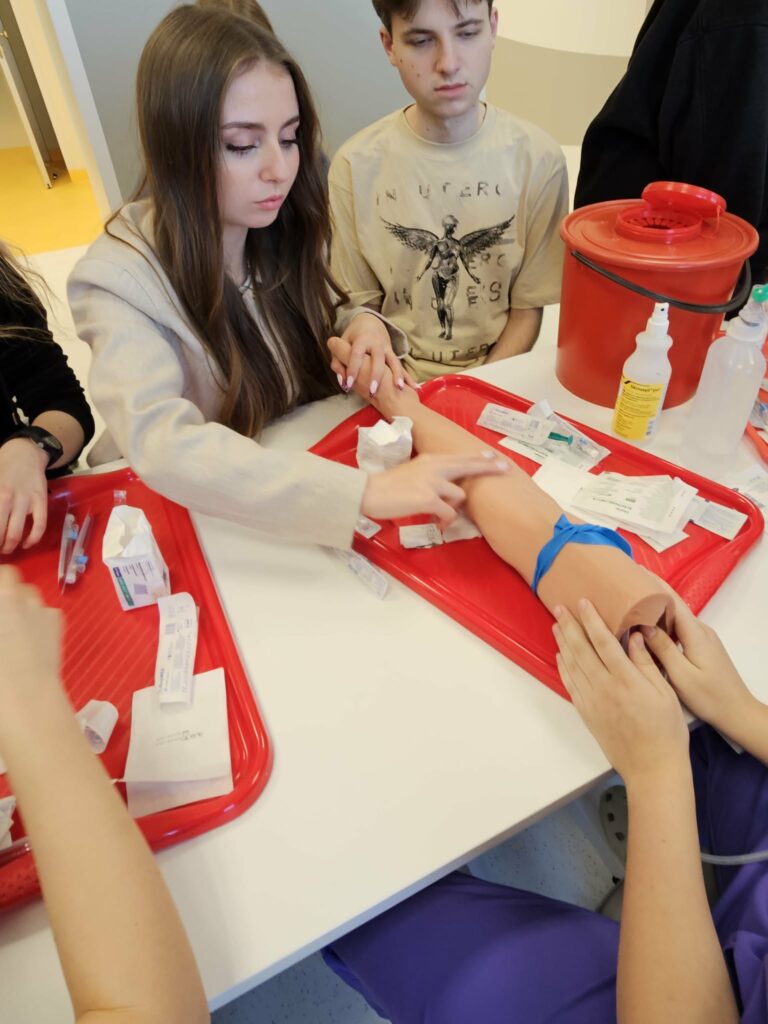 Licealiści na warsztatach w Centrum Symulacji Medycznych3