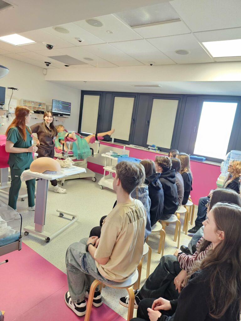 Licealiści na warsztatach w Centrum Symulacji Medycznych1