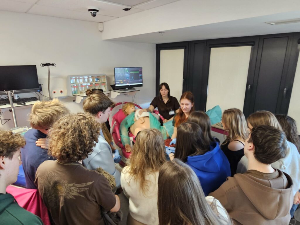 Licealiści na warsztatach w Centrum Symulacji Medycznych8