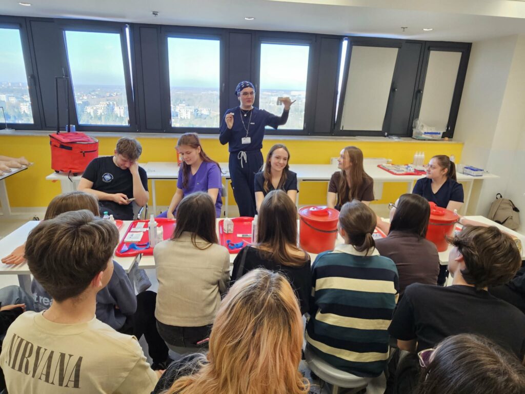 Licealiści na warsztatach w Centrum Symulacji Medycznych5